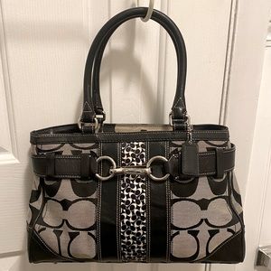 Small vintage Coach purse in  great condition.